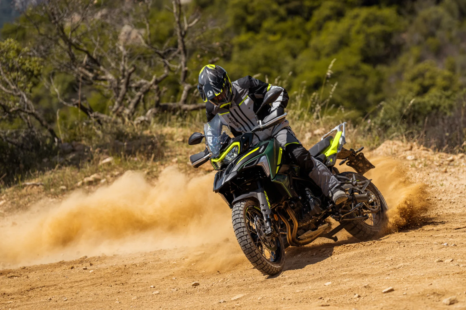 Odświeżony Benelli TRK 702/X 2025 z kompletem kufrów 2