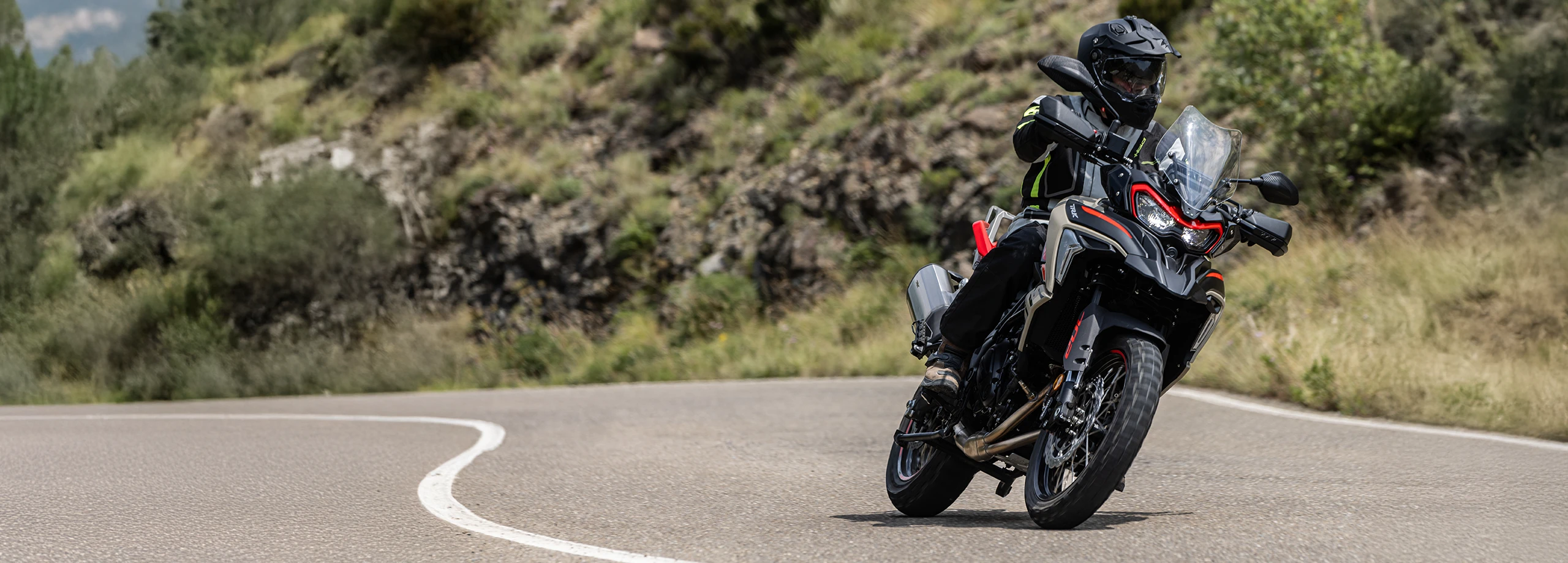 Odświeżony Benelli TRK 702/X 2026 A2 z kompletem kufrów 7