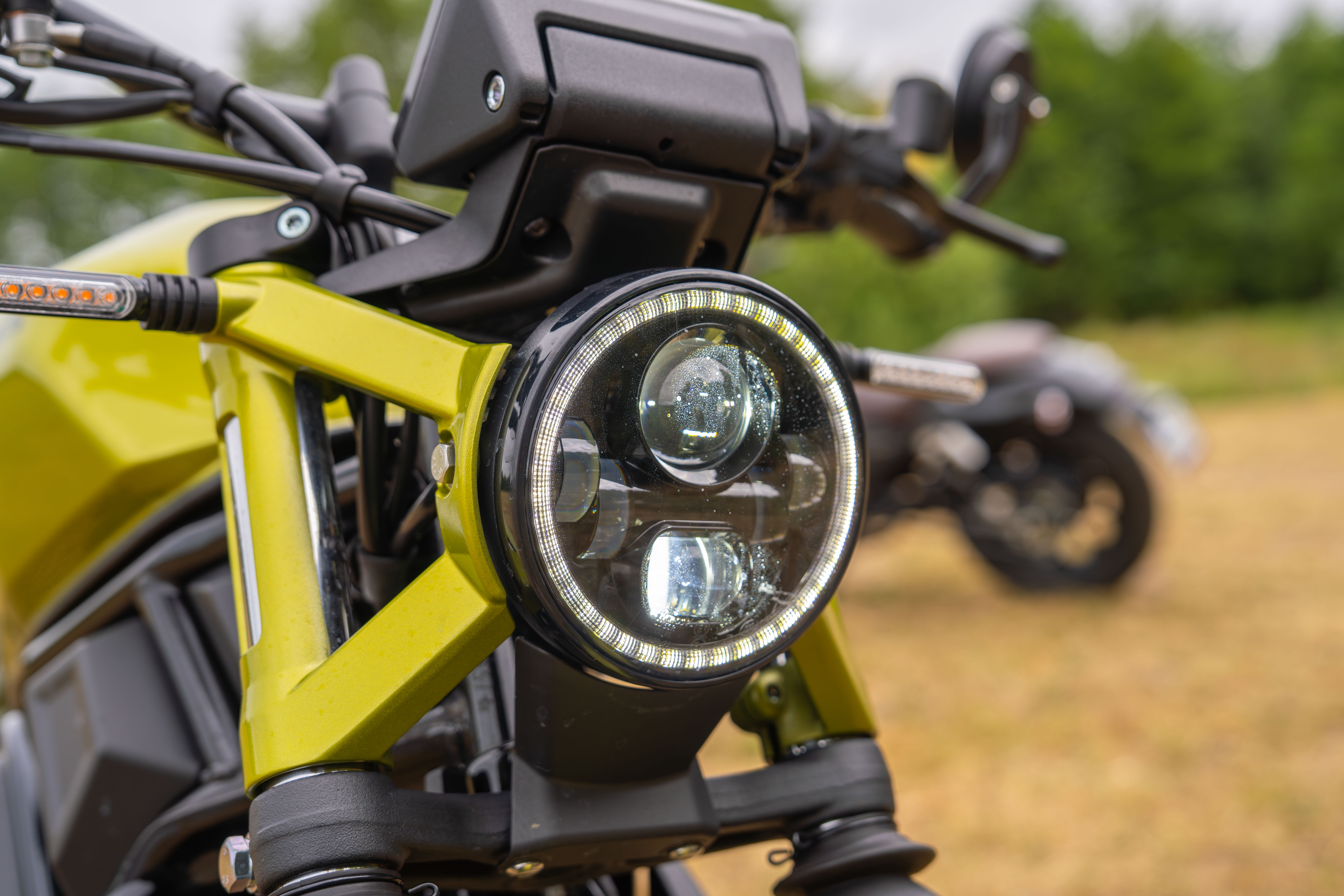 Porównanie QJ SRV 125 vs Zontes C125 – pojedynek współczesnych Neo-Customów 125 cm³ 8