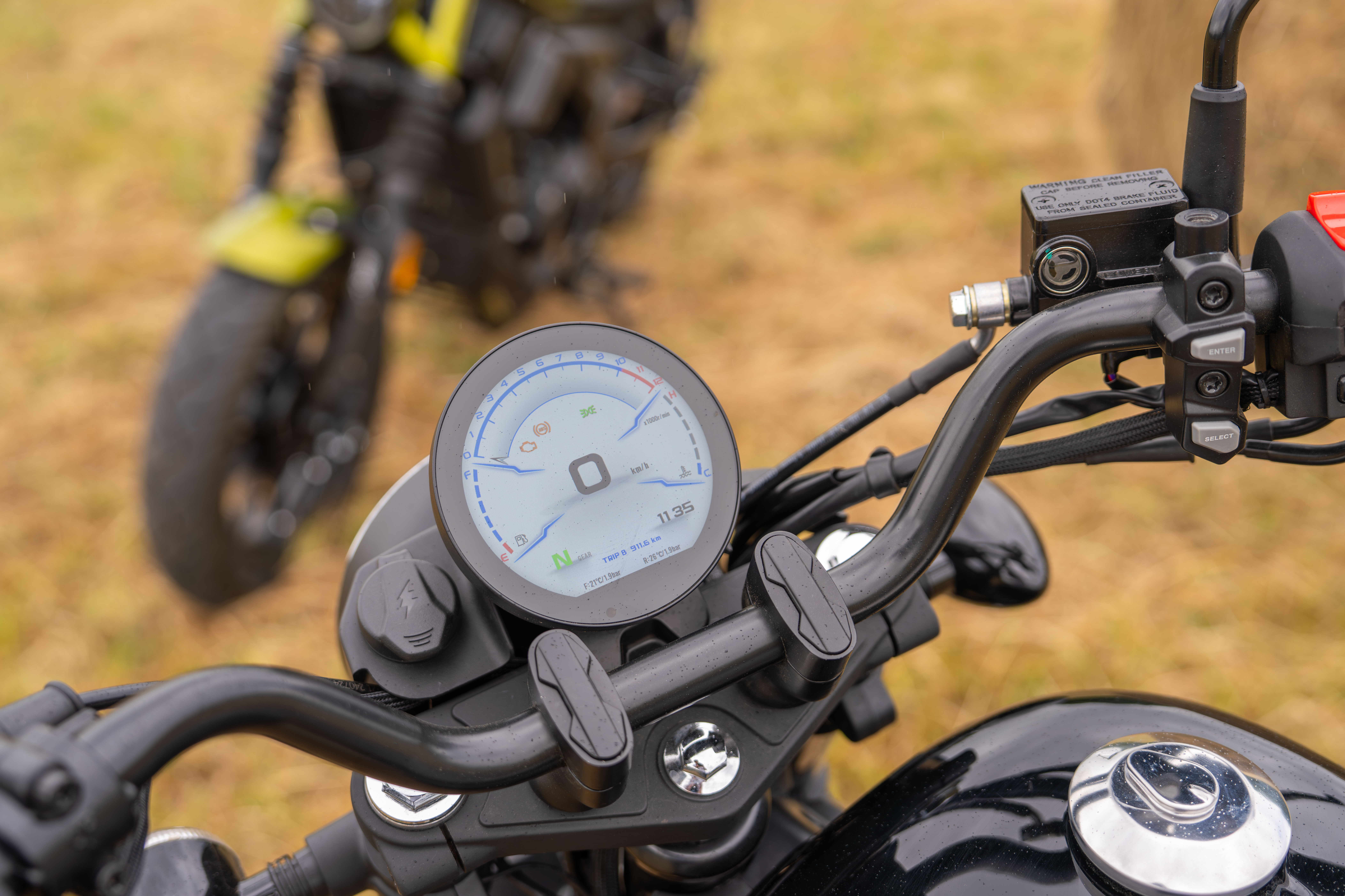 Zontes 125C vs. QJMOTOR SRV 125. Poręczne customy 6