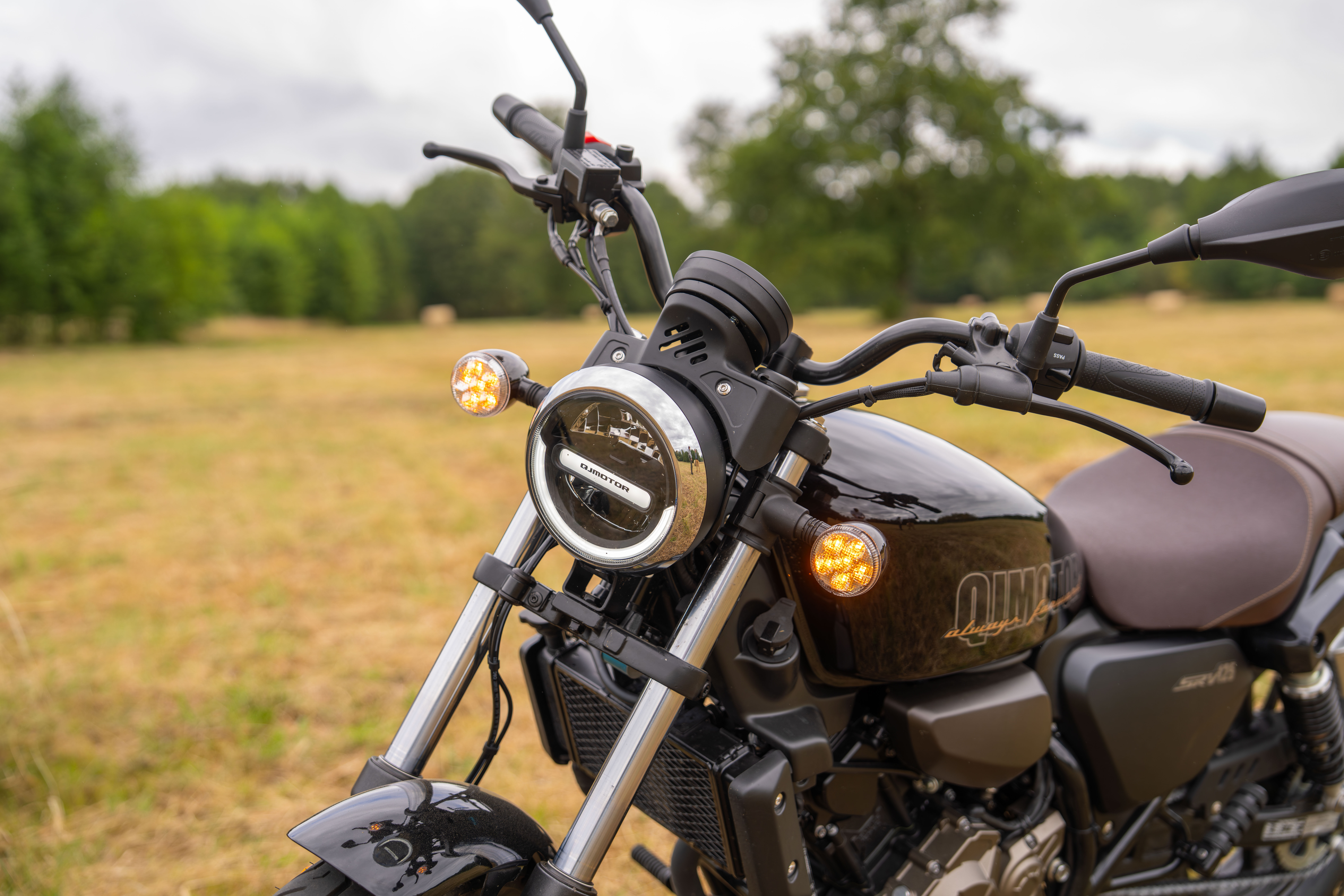 Porównanie QJ SRV 125 vs Zontes C125 – pojedynek współczesnych Neo-Customów 125 cm³ 9