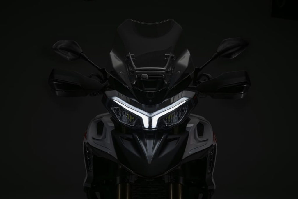 Benelli TRK 902 Stradale i Xtreme z kompletem kufrów 16
