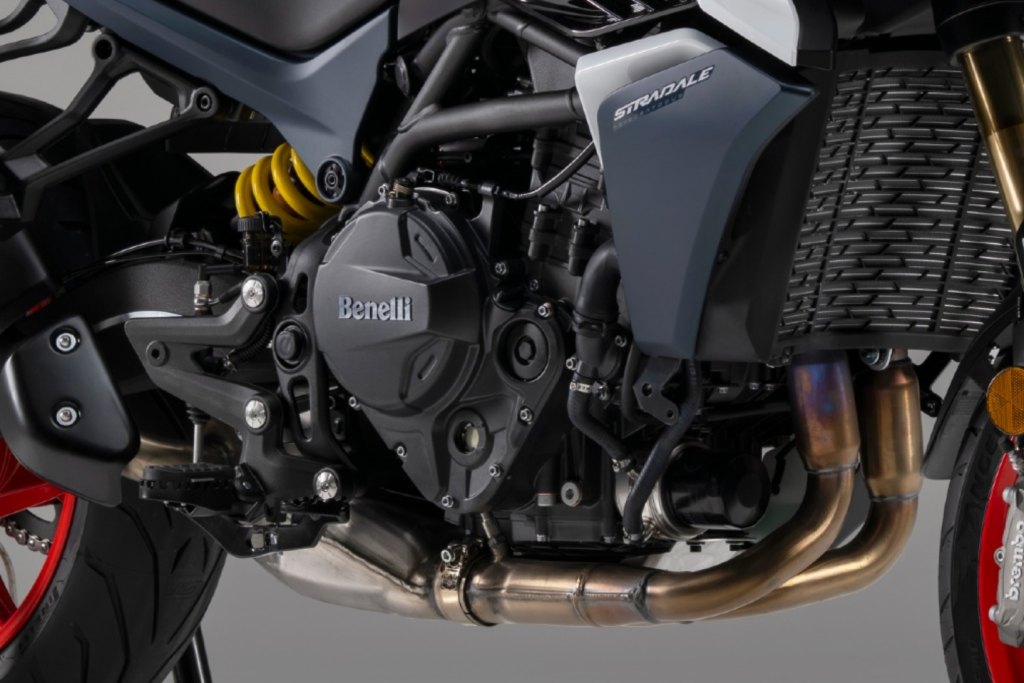 Benelli TRK 902 Stradale i Xtreme z kompletem kufrów 17