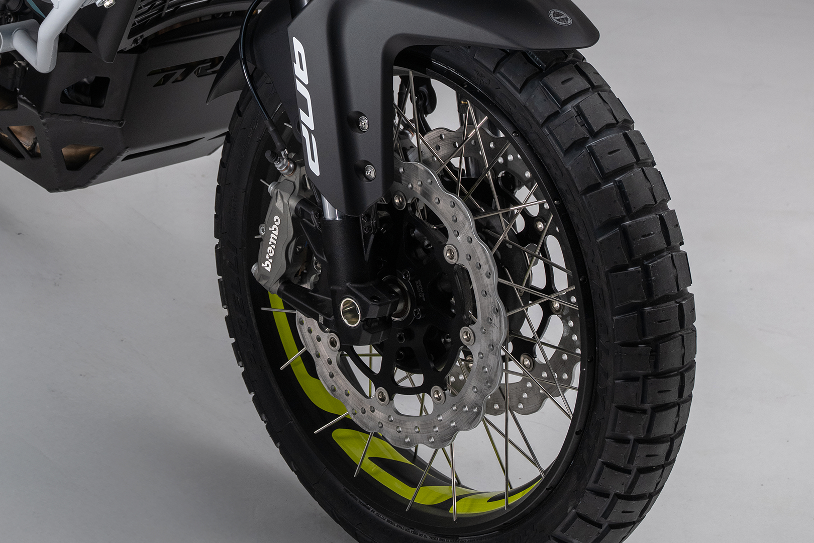 Benelli TRK 902 Stradale i Xtreme z kompletem kufrów 3